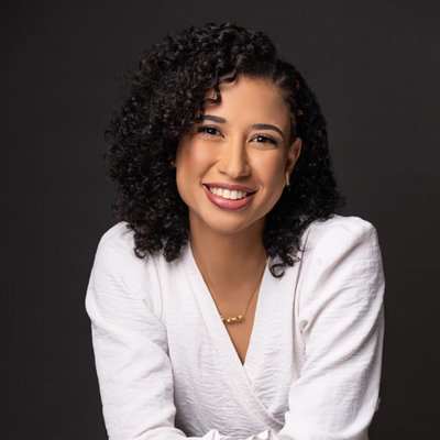 Profa. Monique Marques Godoy-Dolcinotti